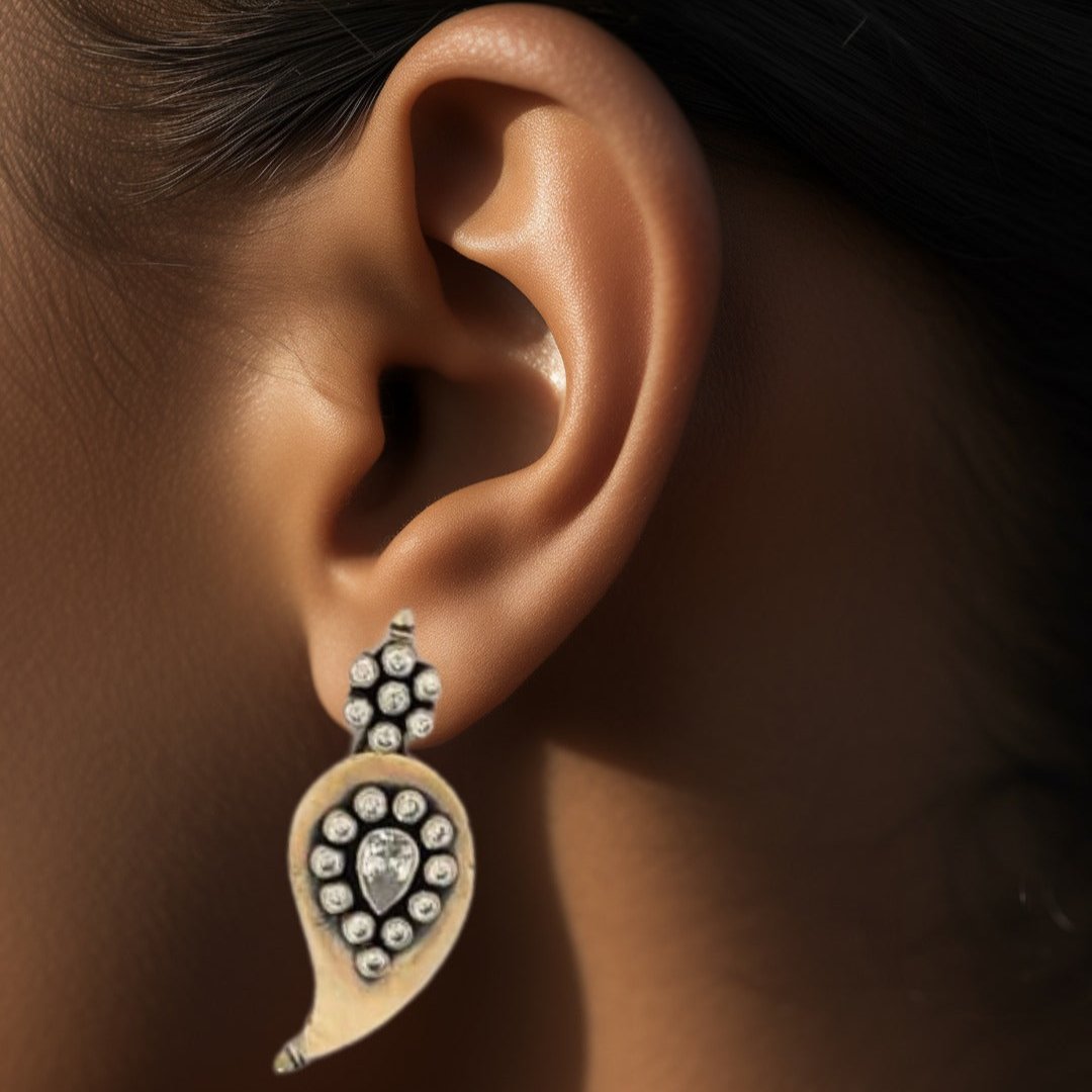 Silver Cutstone White Earring