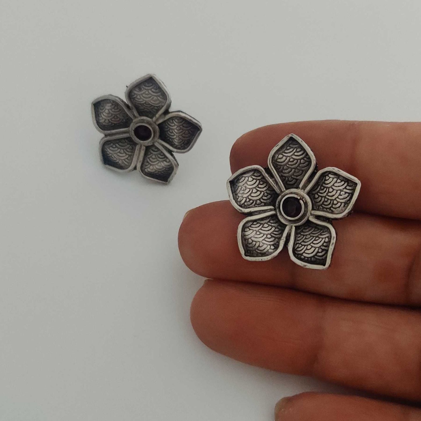 Silver 8 Petal Round Edge Flower Stud