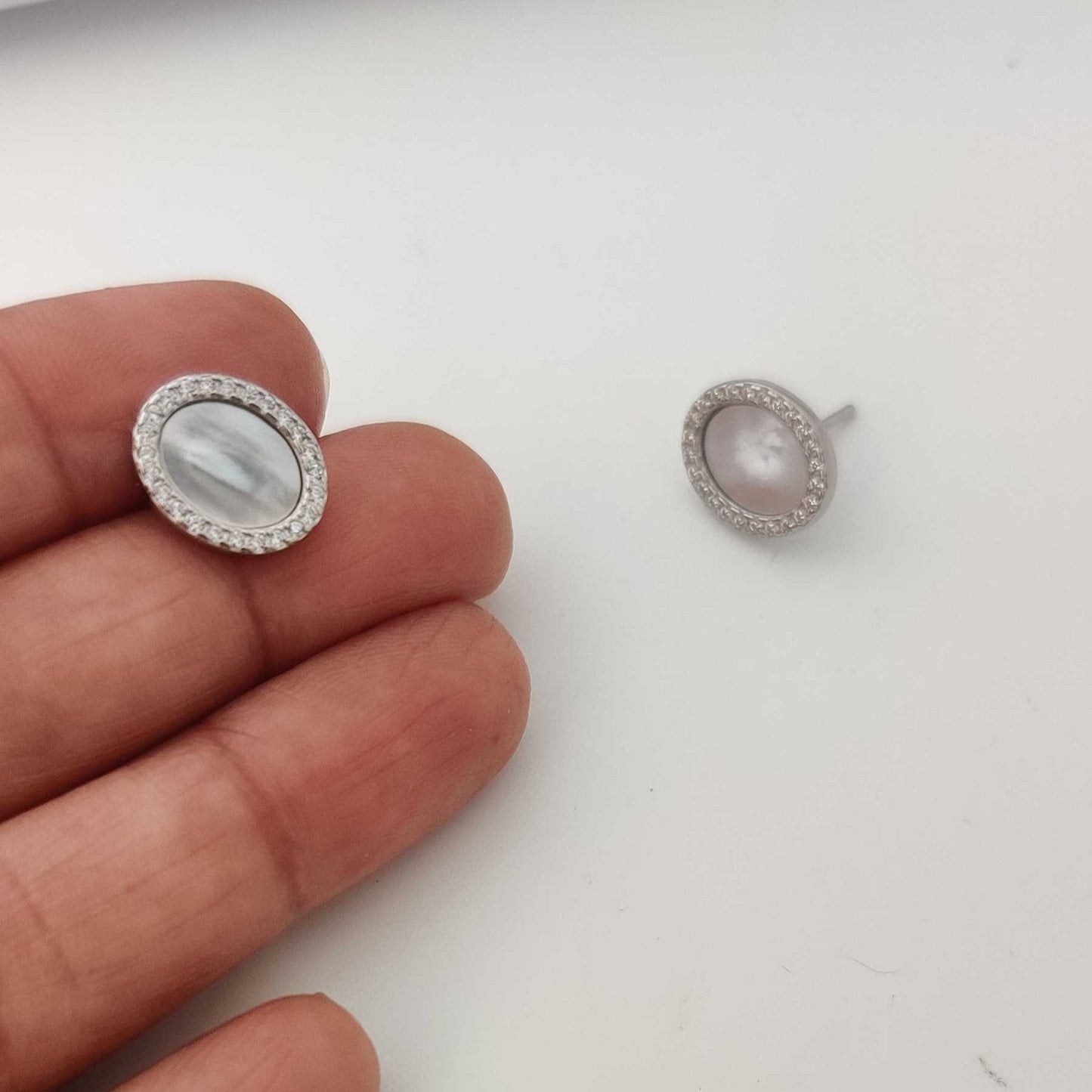 Silver mother-of-pearl Circle Stud