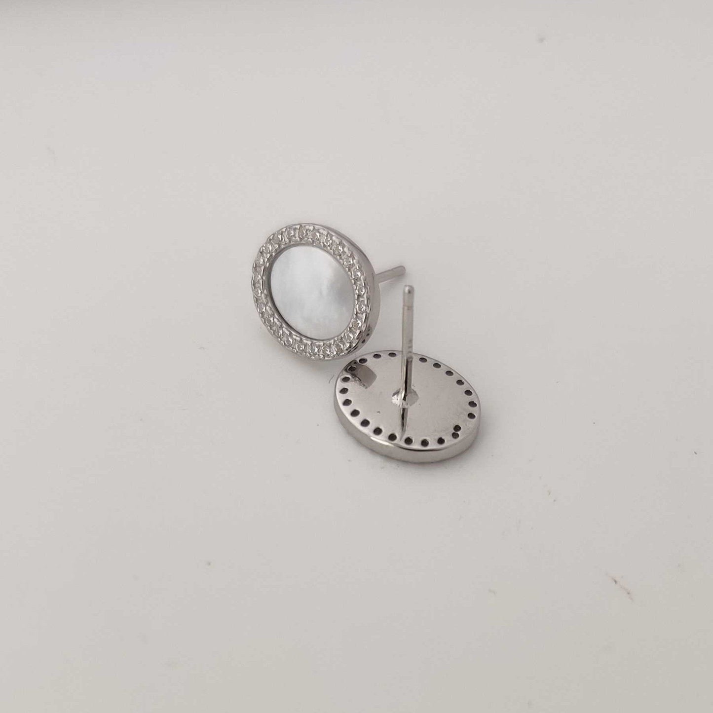 Silver mother-of-pearl Circle Stud