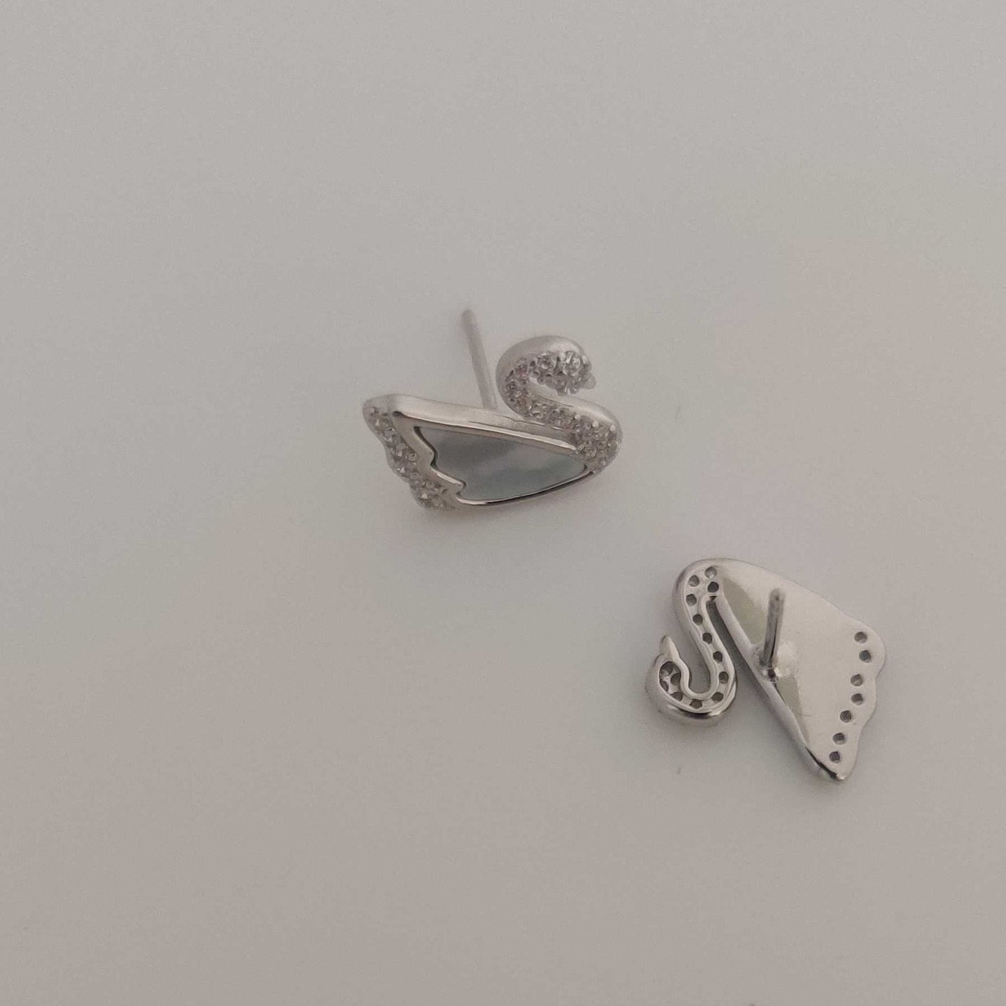 Silver mother-of-pearl Swan Stud