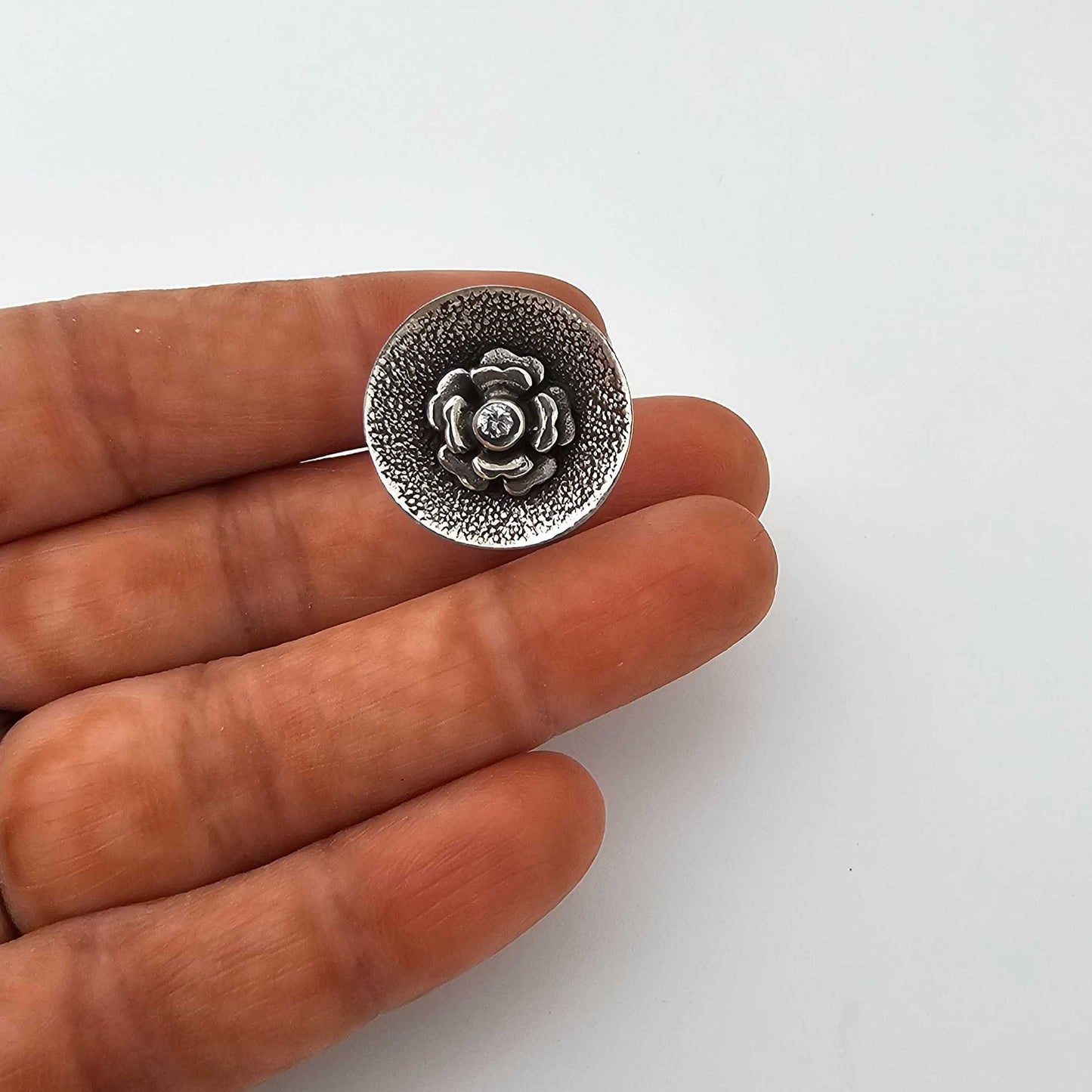 Silver FlowerOnAPlate-Cutstone Stud