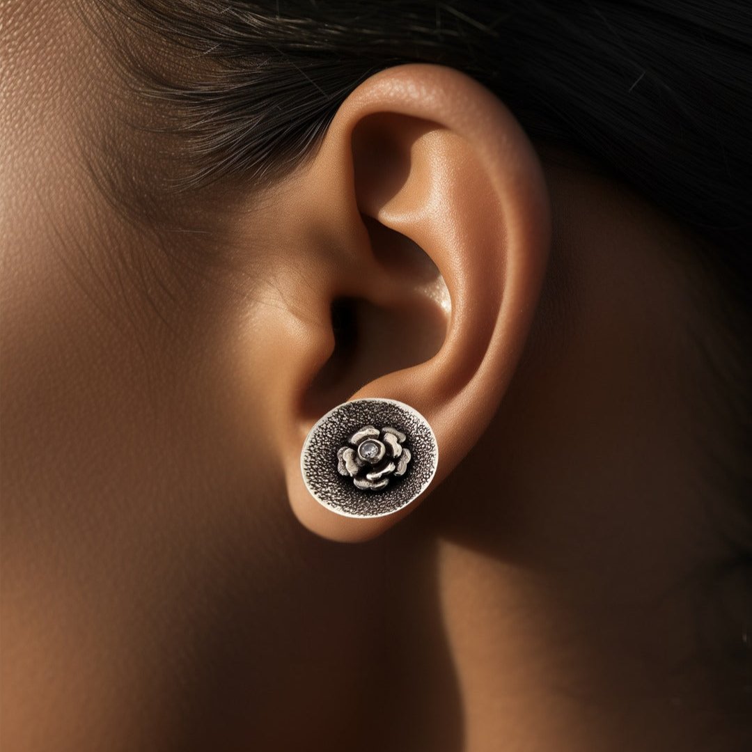 Silver FlowerOnAPlate-Cutstone Stud