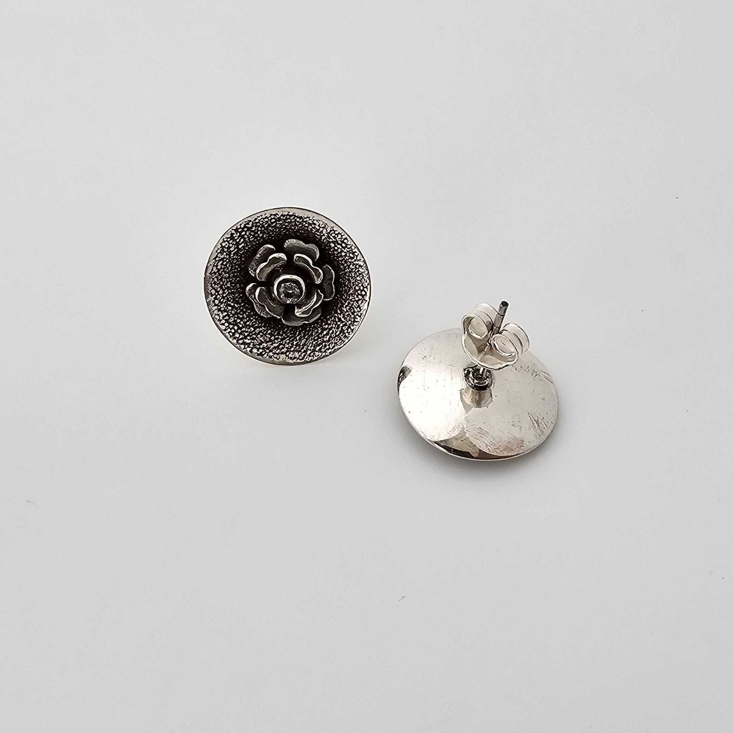 Silver FlowerOnAPlate-Cutstone Stud