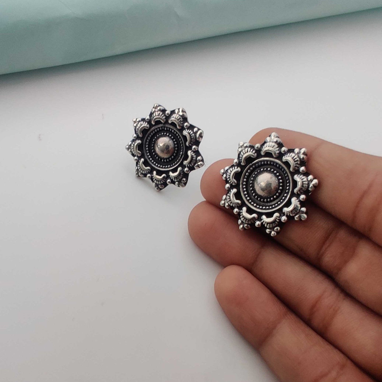 Silver 9 pointy petal BigDot Center Stud