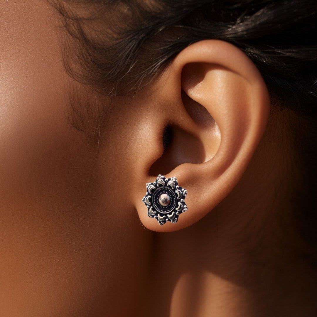 Silver 9 pointy petal BigDot Center Stud
