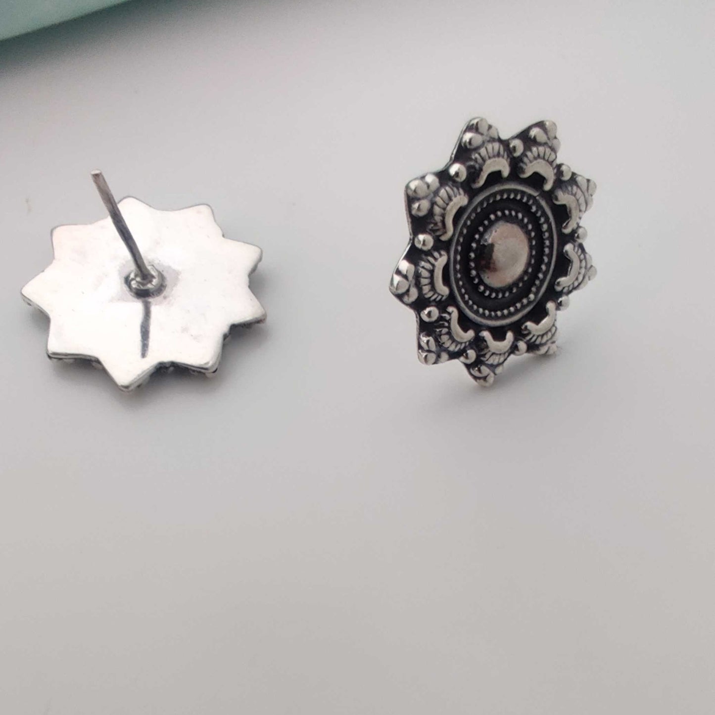 Silver 9 pointy petal BigDot Center Stud