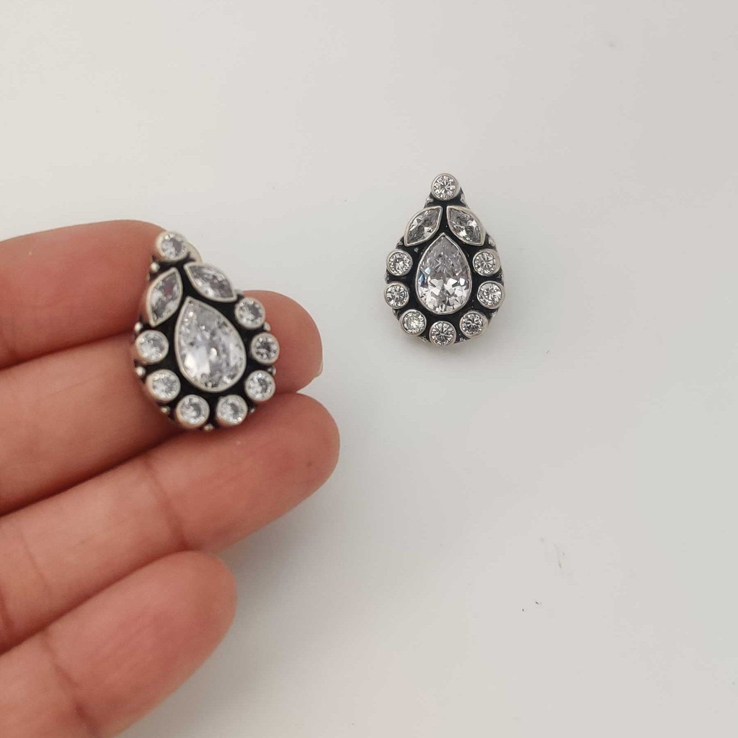 Silver CutStone-TearDrop-White