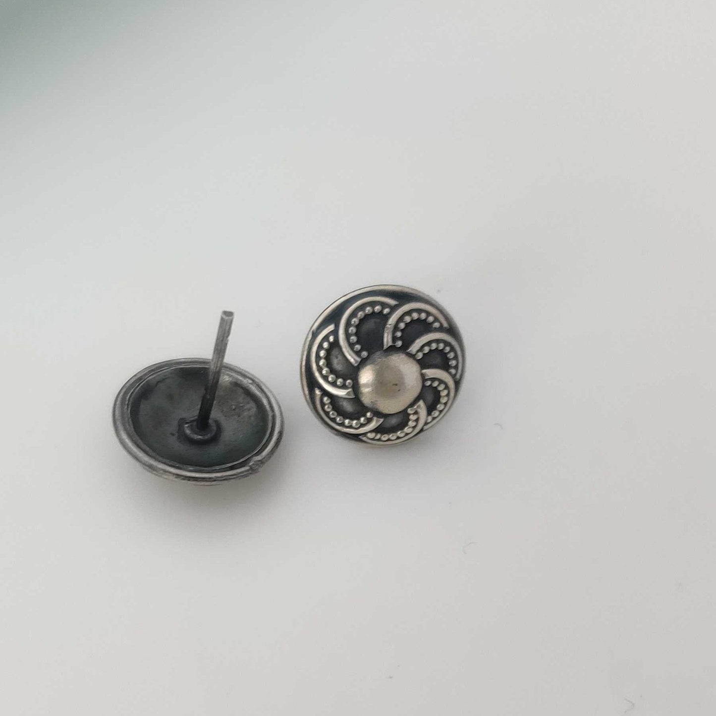 Silver 7 Overlapping Circle Oxidised Stud