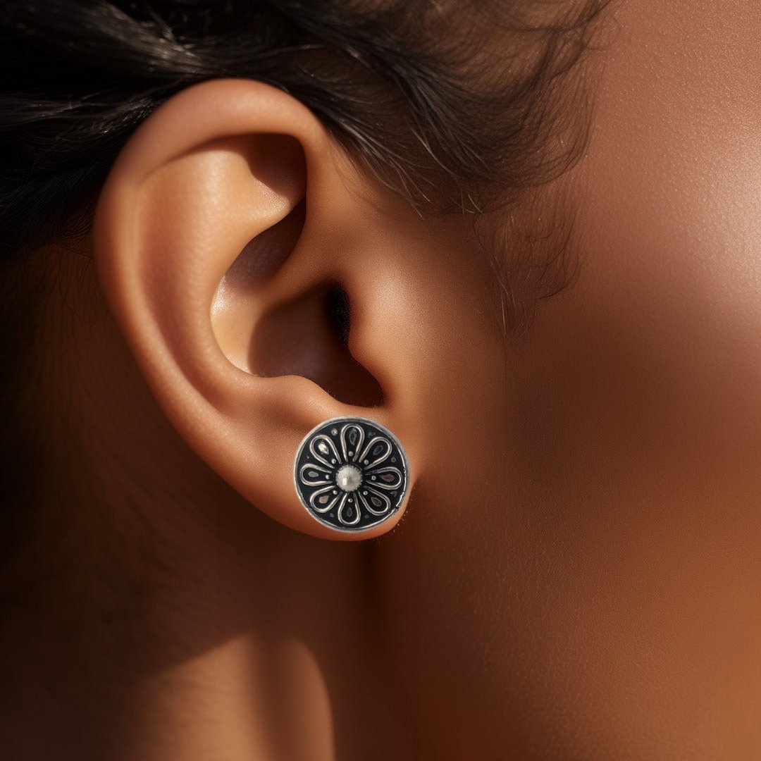 Silver 8 Petal encircled Oxidised Stud