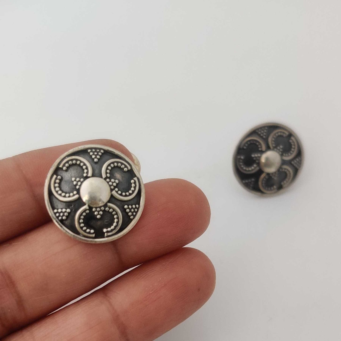 Silver Broken Cicle with 1 circle center Stud