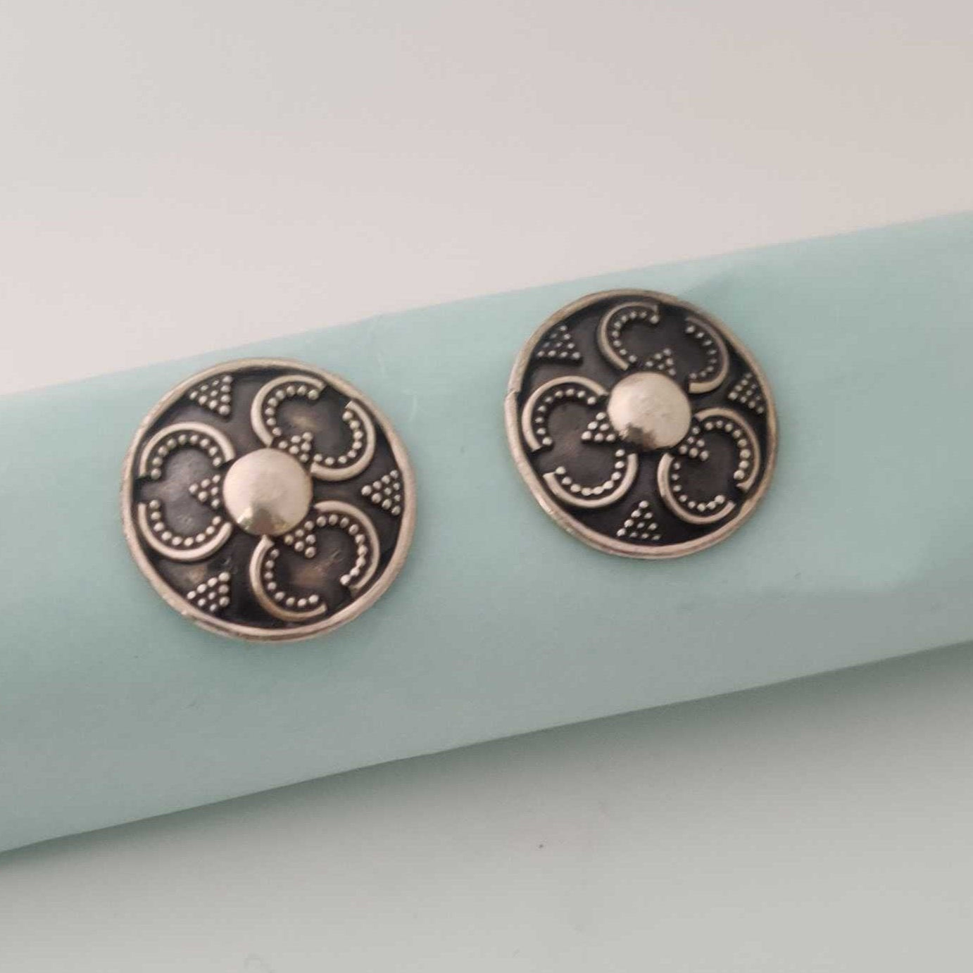 Silver Broken Cicle with 1 circle center Stud