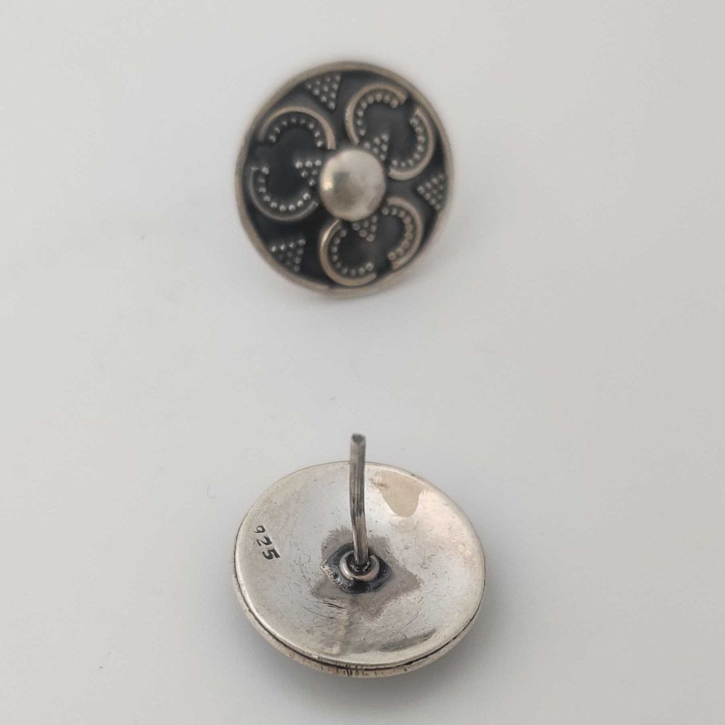 Silver Broken Cicle with 1 circle center Stud
