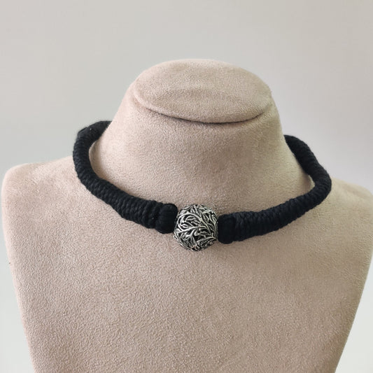 Filigree Leaf Ball Chocker- Black