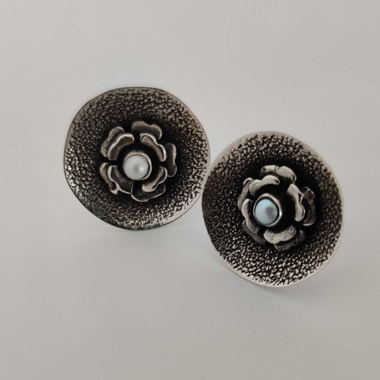 Silver FlowerOnAPlate-Pearl Stud