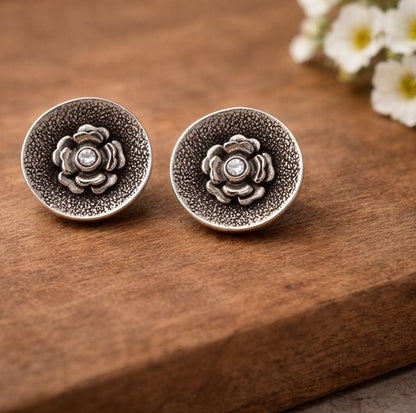 Silver FlowerOnAPlate-Cutstone Stud